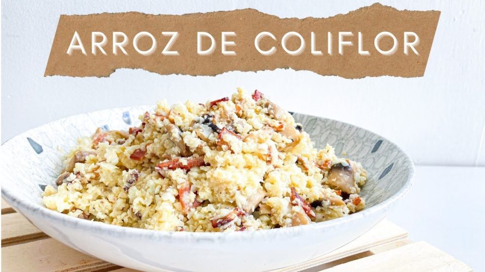 Plato de arroz de coliflor con trozos de bacon y especias.