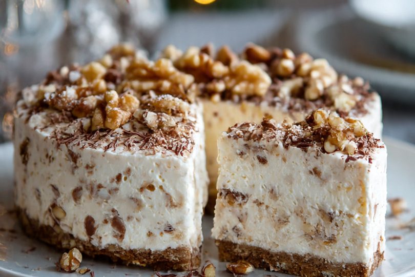 Pastel de nuez con chocolate y una porción cortada, decorado con nueces.
